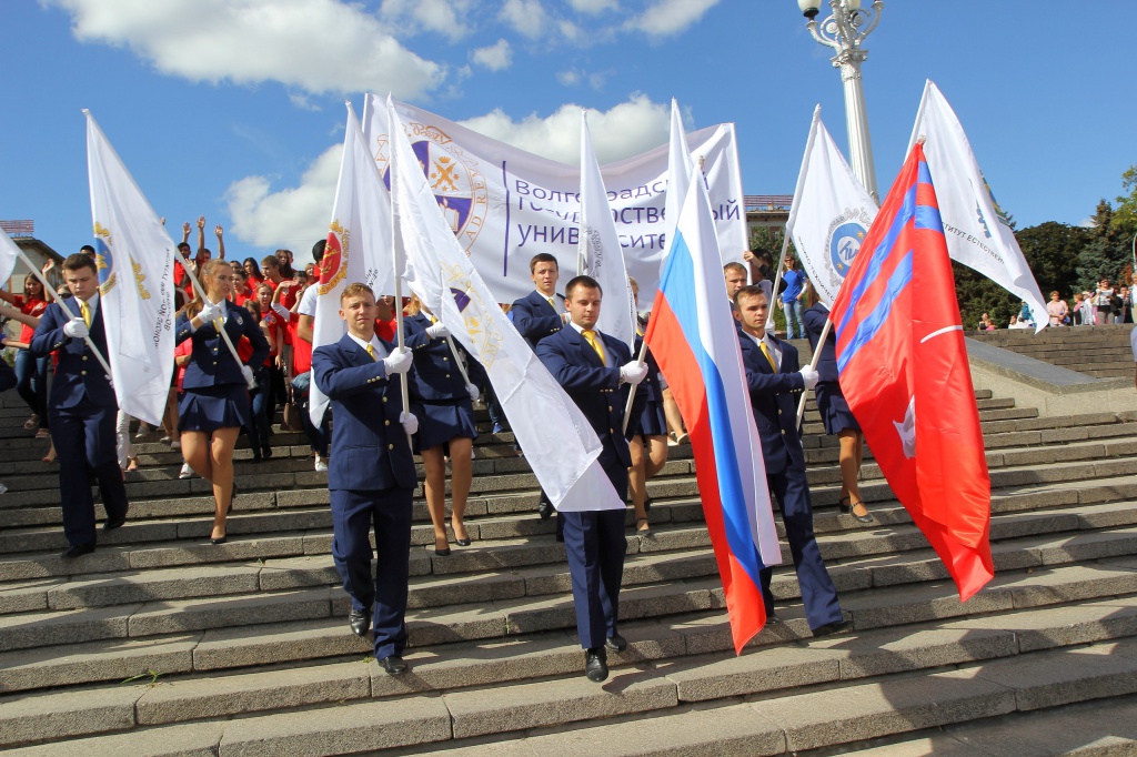 Две тысячи первокурсников ВолГУ прошли колонной по Волгограду в День города 11 сентября(1).jpg